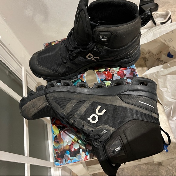 On Running Black High-Performance Boots